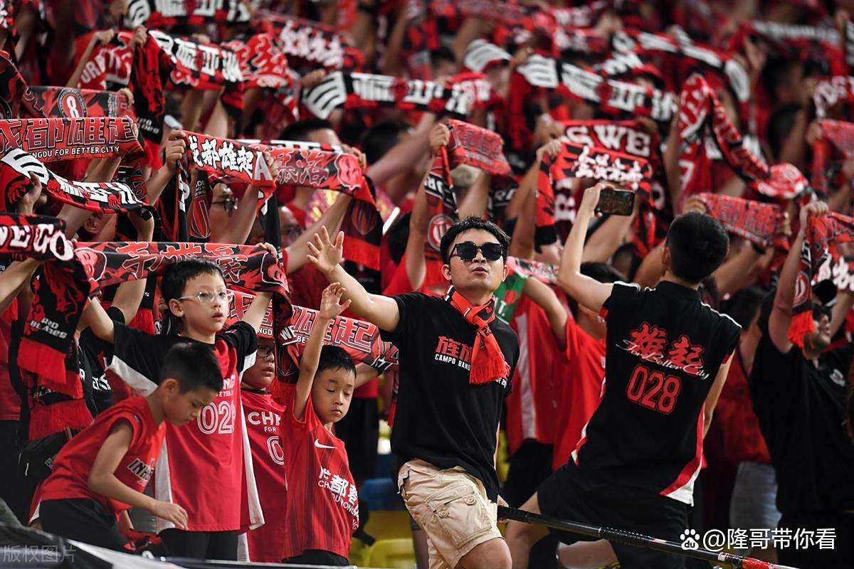 罗马球迷聚集在球场外：为球队加油助威