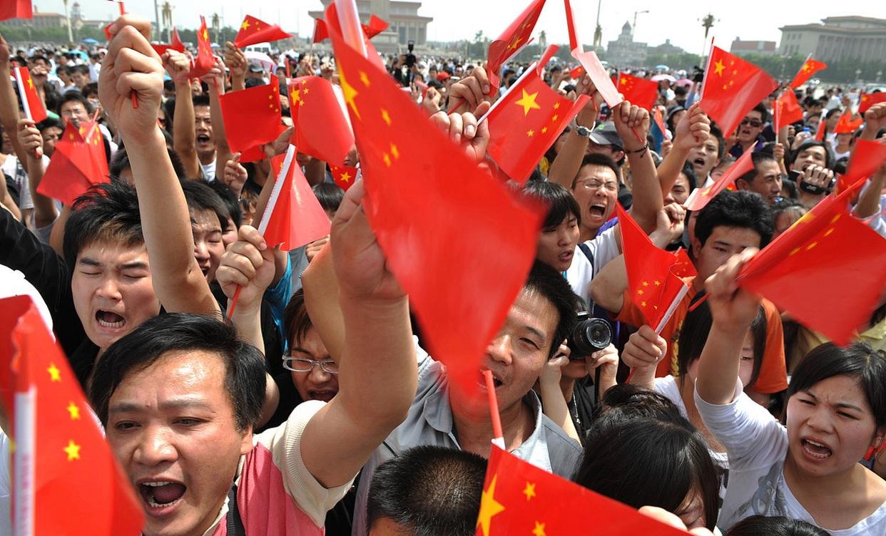 观众投入热情，为爱国偶像加油助威