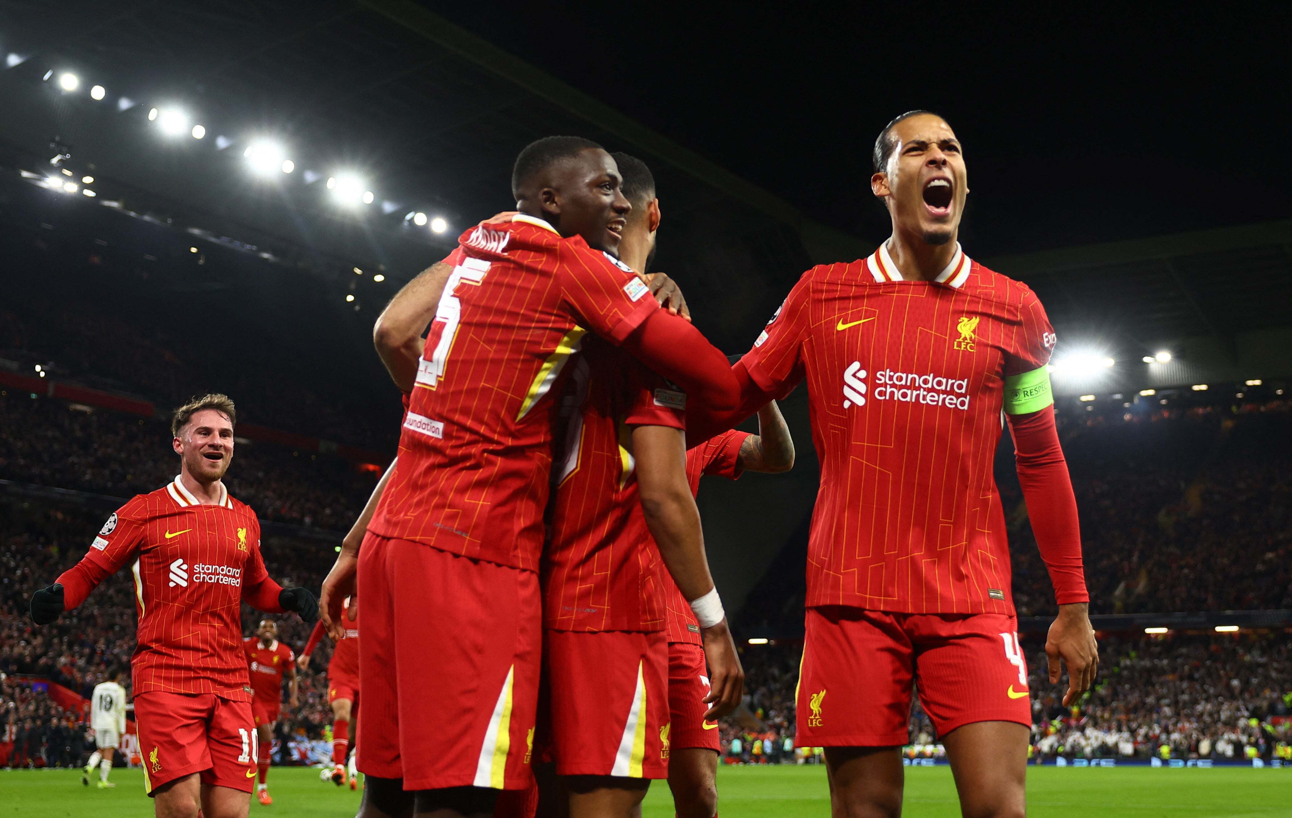 这场比赛展现了球队之间的激烈竞争和角逐 这场比赛展现了球队之间的激烈竞争和角逐