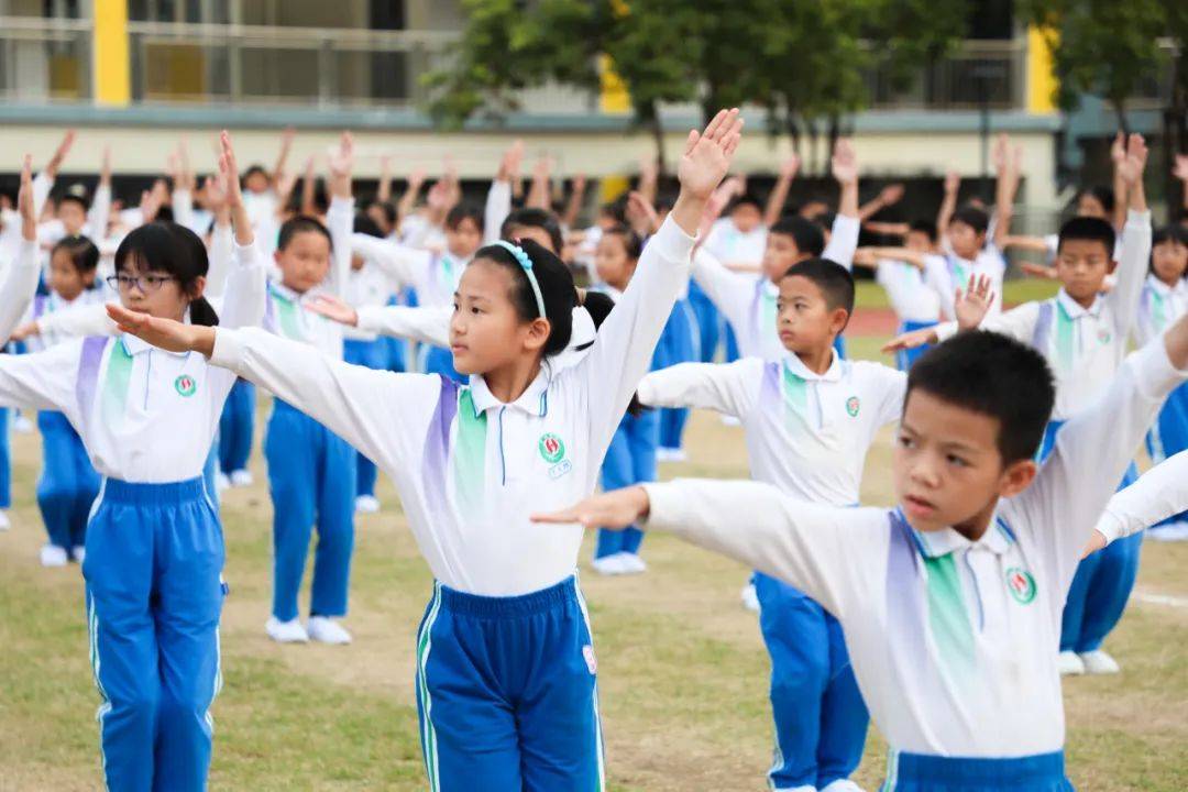 体操比赛队员团结拼搏,共享荣耀的简单介绍 体操比赛队员团结拼搏,共享荣耀的简单介绍