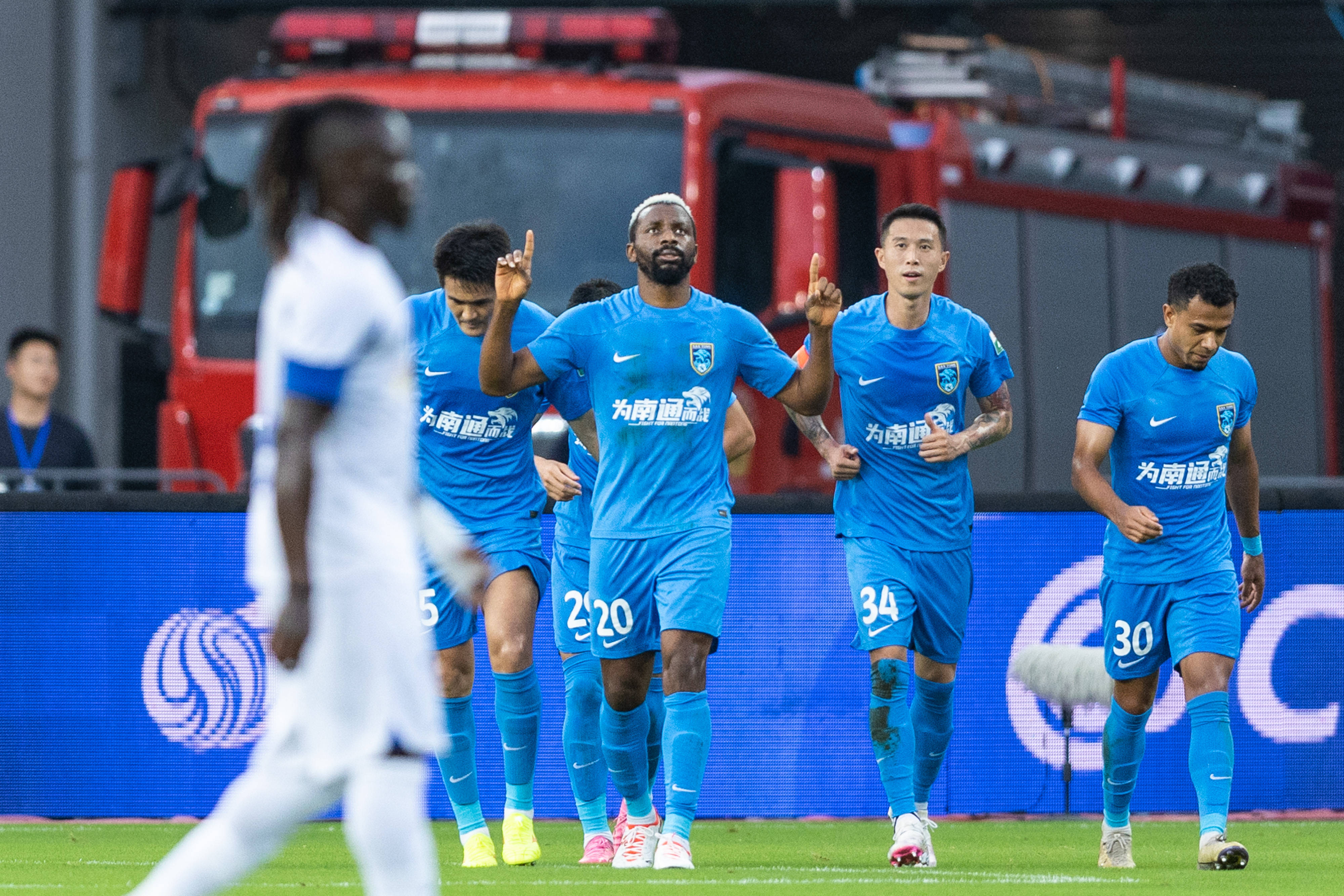 国内球队在足球赛事中大放异彩