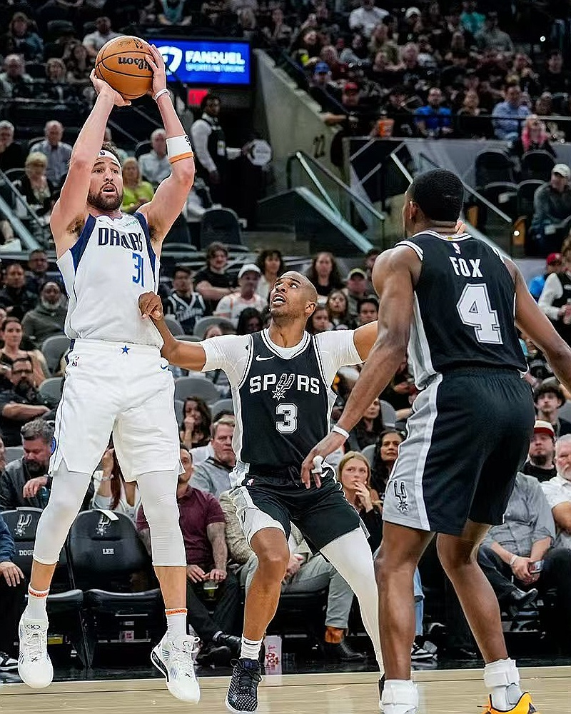 独行侠横扫广东队,克莱点燃赛场 独行侠横扫广东队,克莱点燃赛场